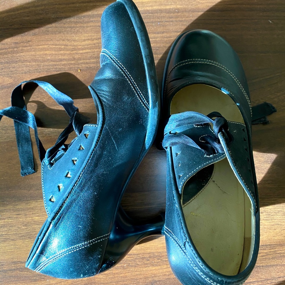 Fluevog lace up pumps low heel 8